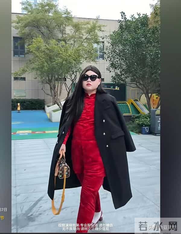 博主模仿李湘冲上热搜,李湘发文晒瘦身照回击,看来她也坐不住了