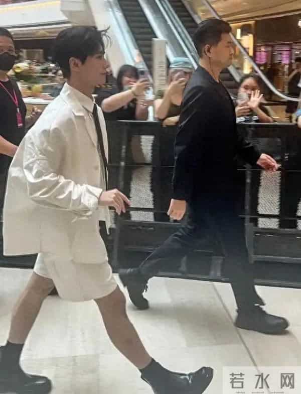 矮个男星虚报身高，穿高跟鞋、踩箱子，跟女明星同框就原形毕露