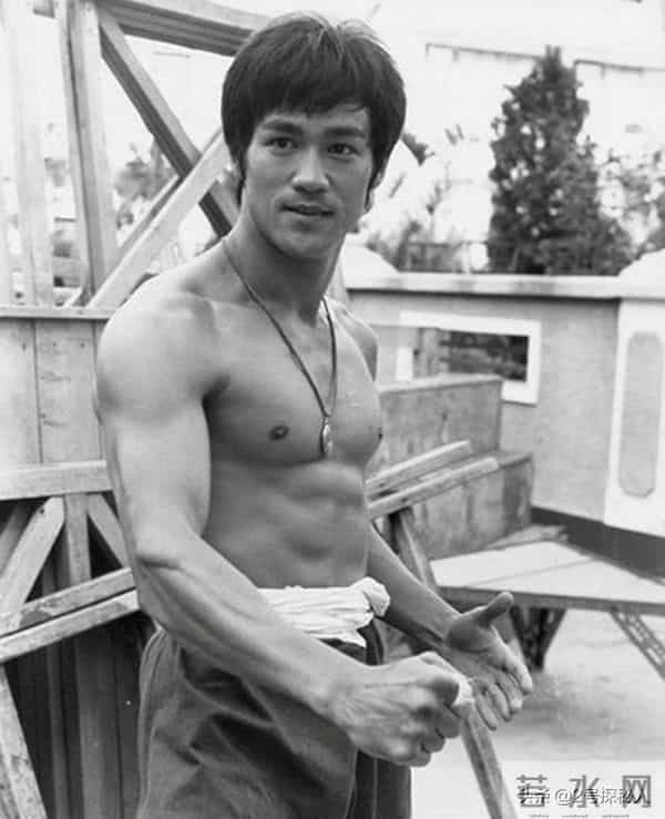 裸身草丛，高台坠落，这7位明星的离世都在告诉我们要珍惜当下