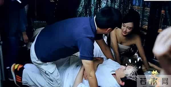 难怪电视里只有上半身,镜头下移后,是不能看的尴尬全景