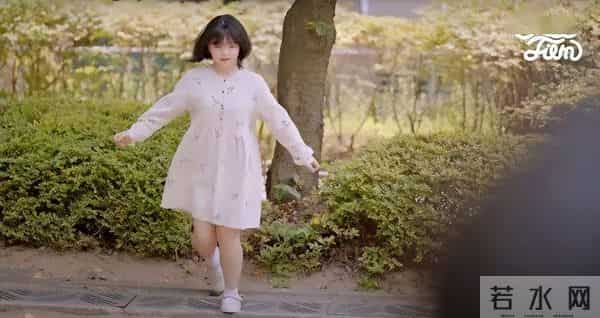 韩国21岁女演员因太童颜演小学生,与小8岁的13岁男孩演对手戏