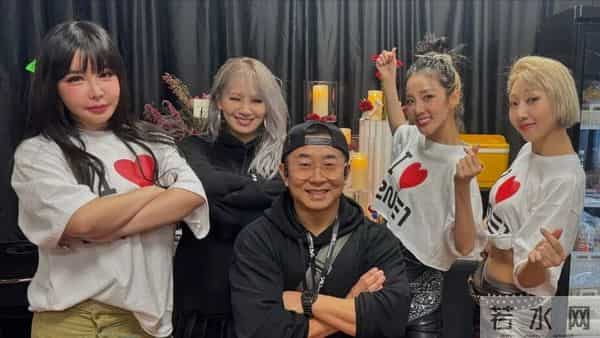 朴春一张全素颜照直接吓疯全网！这次连标志性墨镜都没戴…