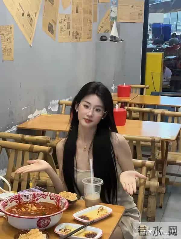 这是刘亦菲失散多年的妹妹吧！长得和刘亦菲本尊也太像了，