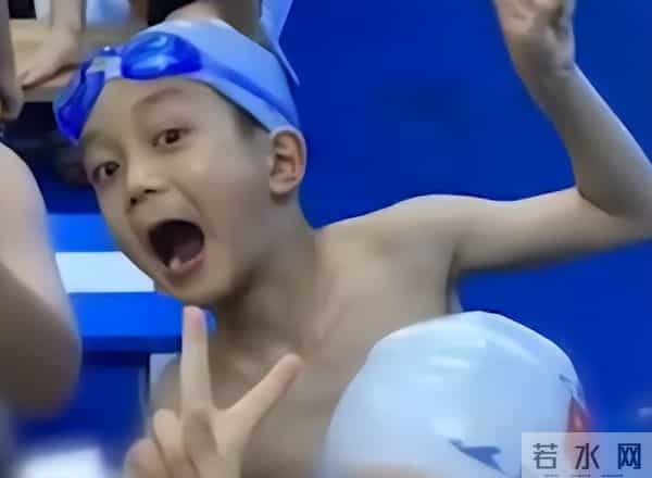 汪涵老婆罕晒儿子，7岁沐沐给妈妈织围巾，游泳获两块奖牌超优秀