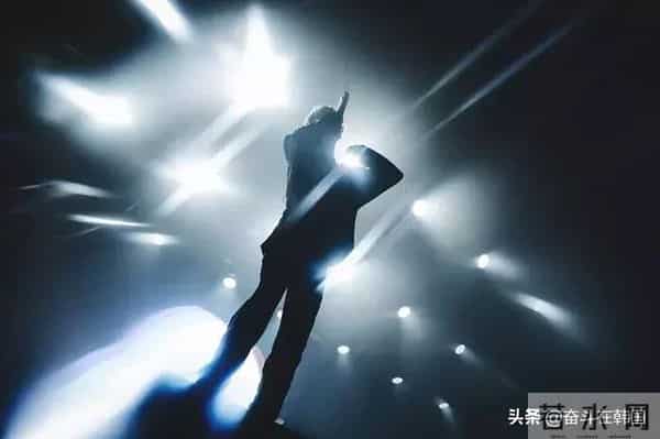 韩团成员亲口爆料：偶像组合解散都是因为钱