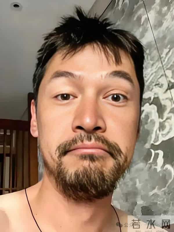 无需滤镜，也不见伤疤，43岁的胡歌依然是无数影迷心中的白衣少年