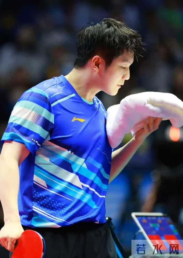 樊振东：泪目！再不是说2025年结婚的小胖！赢球后不忘吐槽自己