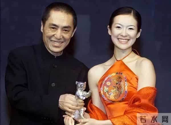 穿肚兜领奖，给成龙“接提子”，章子怡的上位史远比你想得更精彩