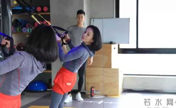 54岁王琳穿婚纱走秀引热议,网友直呼认不出是“雪姨”,本人回应