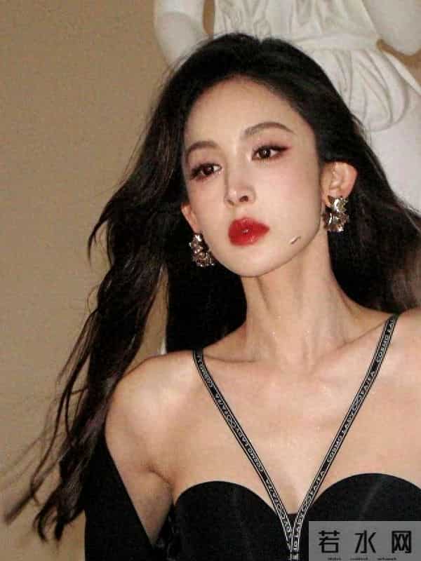 娜扎代言内衣照杀疯了！上围傲人曲线太绝，张翰后悔还来得及吗