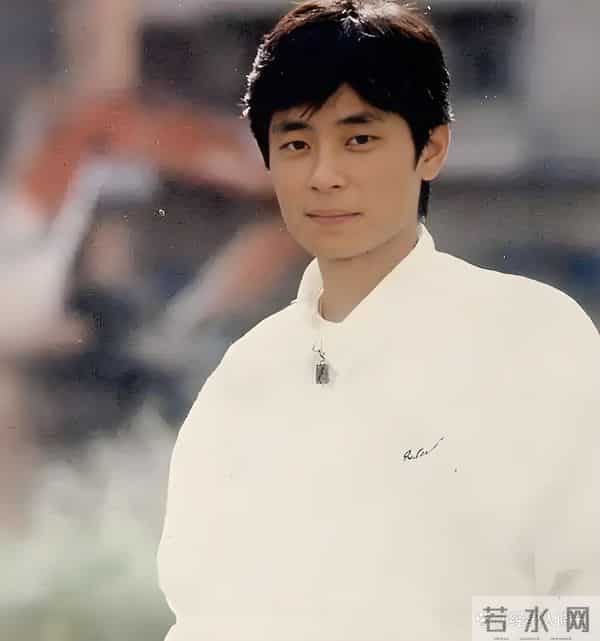 王杰：从孤寂童年到乐坛传奇 浪子情怀的音乐诗人