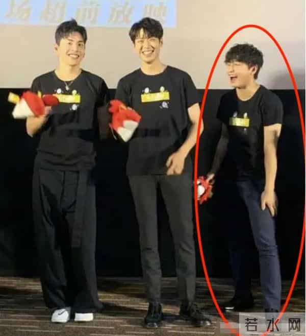 矮个男星虚报身高，穿高跟鞋、踩箱子，跟女明星同框就原形毕露