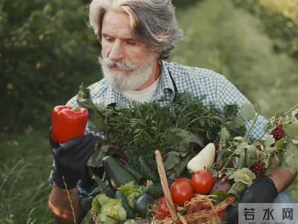 建议中老年:每天吃这3样,心脏比年轻人还强,手脚有劲精神头足