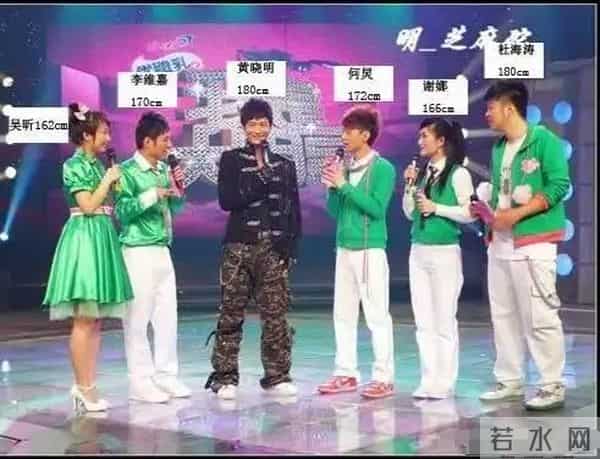 矮个男星虚报身高，穿高跟鞋、踩箱子，跟女明星同框就原形毕露