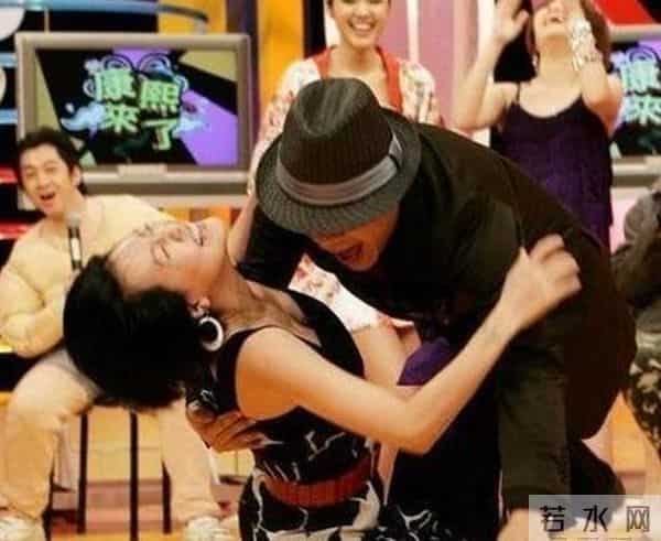 明星出丑尴尬一幕 你还敢这么穿么?