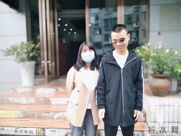 我,盲人按摩师,手指不灵活,21岁还不会用筷子,想转行当主持人