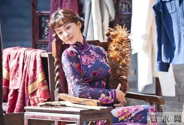 柳岩和男友在睡懒觉,突然门被打开,男友妈妈要教柳岩做辣椒炒肉