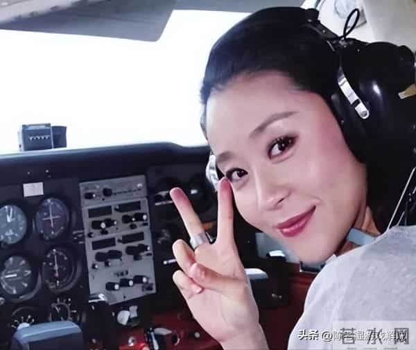 苗圃和富豪老公巴黎度假,十一岁女儿不像她,难怪罗晋会说那句话