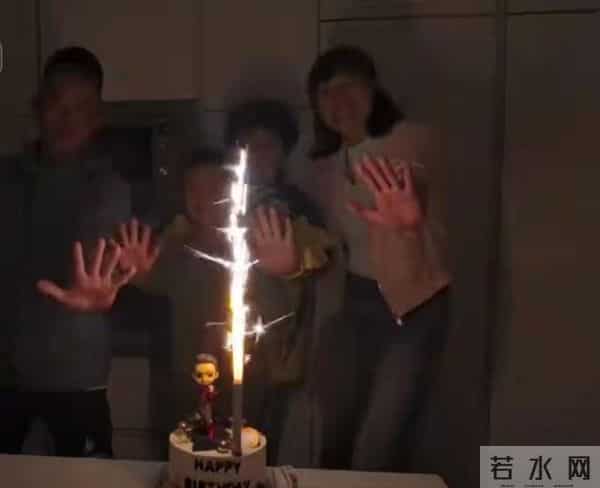 林丹和妈妈在西班牙的独栋别墅里为儿子庆生，与谢杏芳同框显瘦小