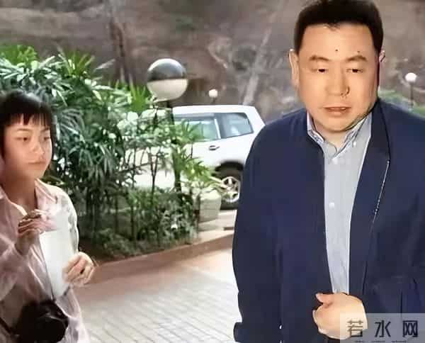 香港狗仔极度疯狂的年代中，底线全无，连明星裸照遗照都不放过