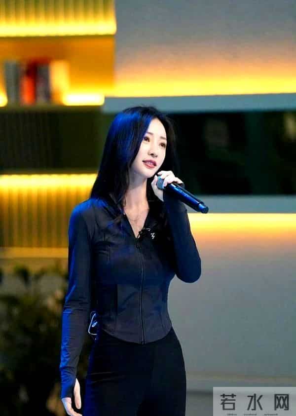 44岁“柳岩”穿全包瑜伽服，一身黑挡不住好身材，一般人真学不来