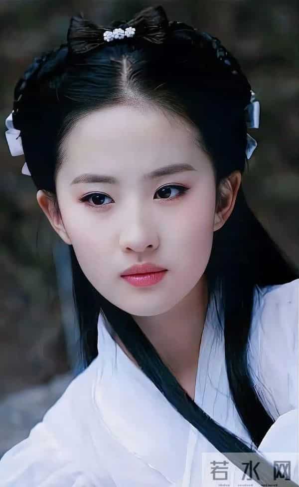 刘亦菲高中素颜照被同学藏10年！聚会掏出来炫，校服素颜照样晃眼