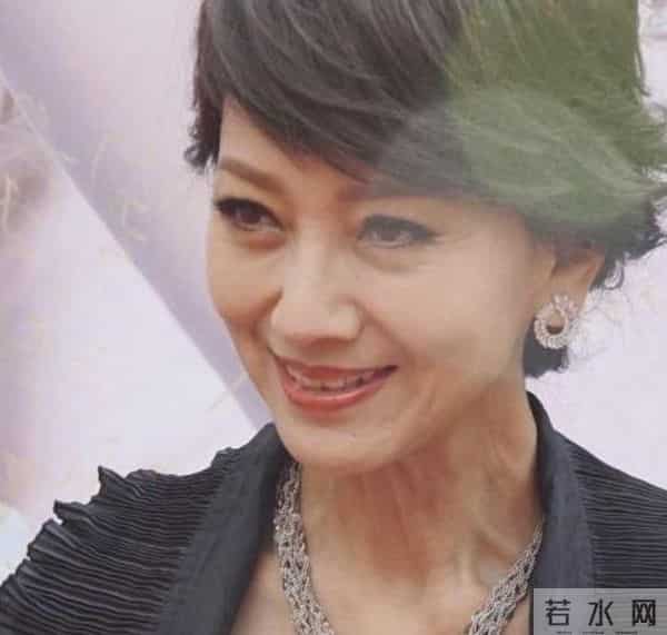 40岁不愿演妈、70岁扮少女、整容、硬凹性感…她们的不服老真尴尬