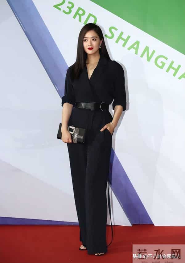 雷人肚兜、辣眼透视装?女星早年奇葩红毯,美貌成“灾难”