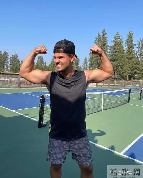 “狼人”泰勒·洛特纳低调订婚,《暮光之城》三主角如今怎样了?