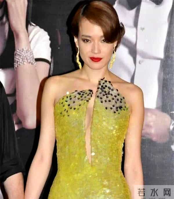 又被“舒淇”的大尺度惊艳!大胆穿挂脖露背裙走红毯,真不怕走光