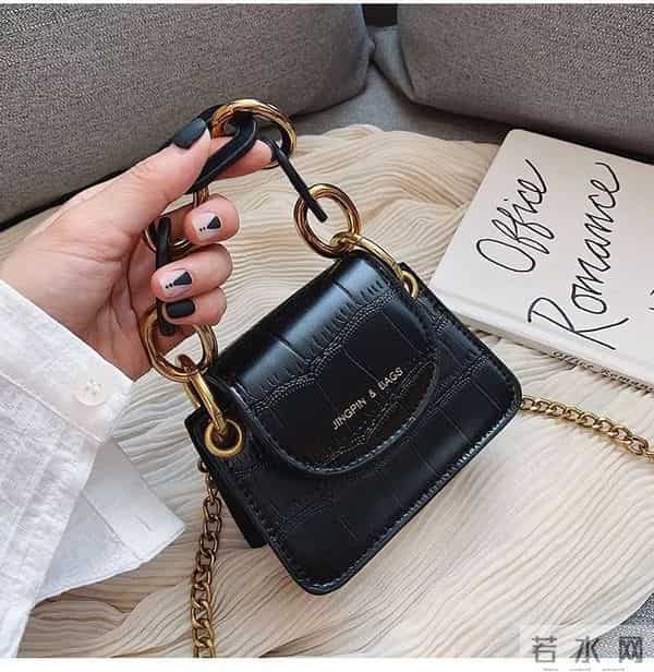 让她们美出天际的包包，居然赢在一根“条”上？