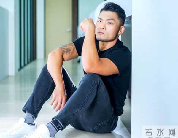 知名歌手宣布放弃生育！不认为有娃才幸福，妻子曾为怀孕吃尽苦头