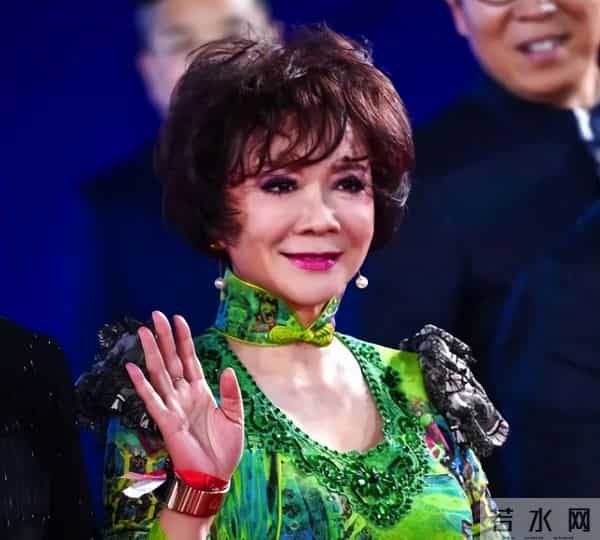 40岁不愿演妈、70岁扮少女、整容、硬凹性感…她们的不服老真尴尬