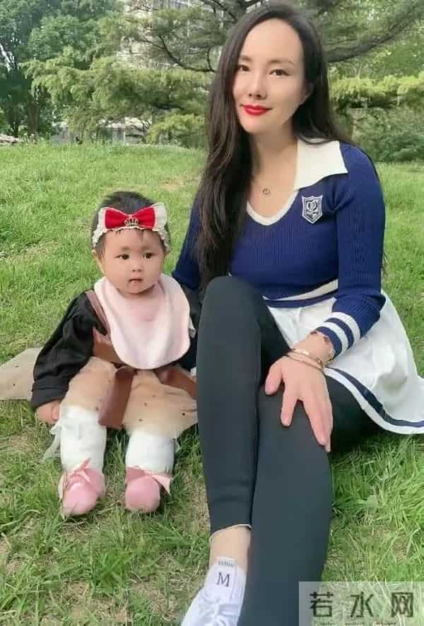 干露露罕见露面!为1岁女儿办生日宴颜值抢镜,外公表情反差大