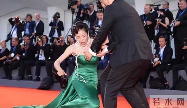 红毯尴尬瞬间：女明星肩带崩断，裙下走光社死现场！