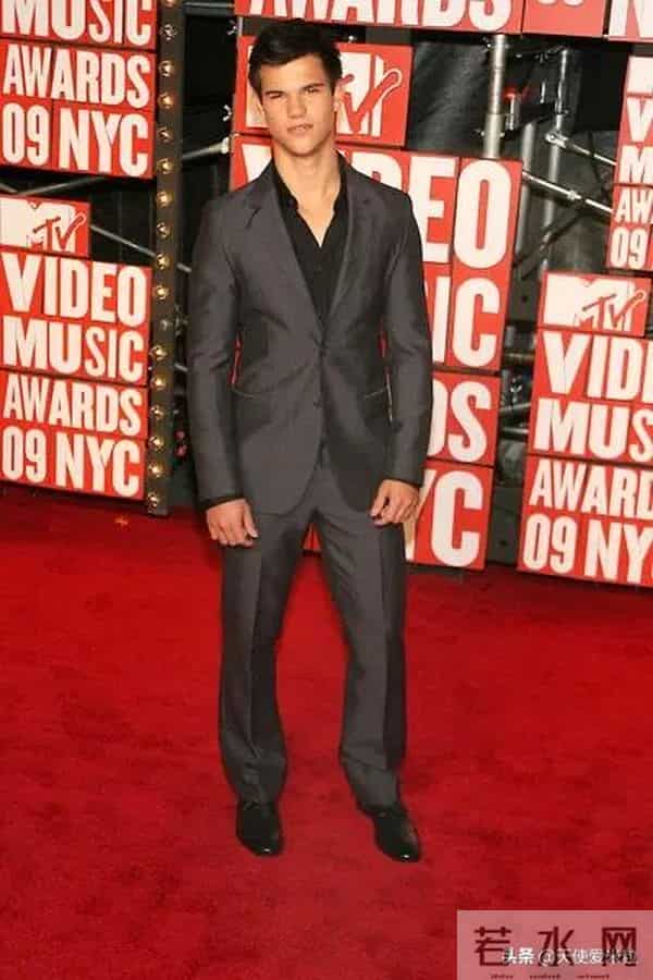 “狼人”泰勒·洛特纳低调订婚,《暮光之城》三主角如今怎样了?