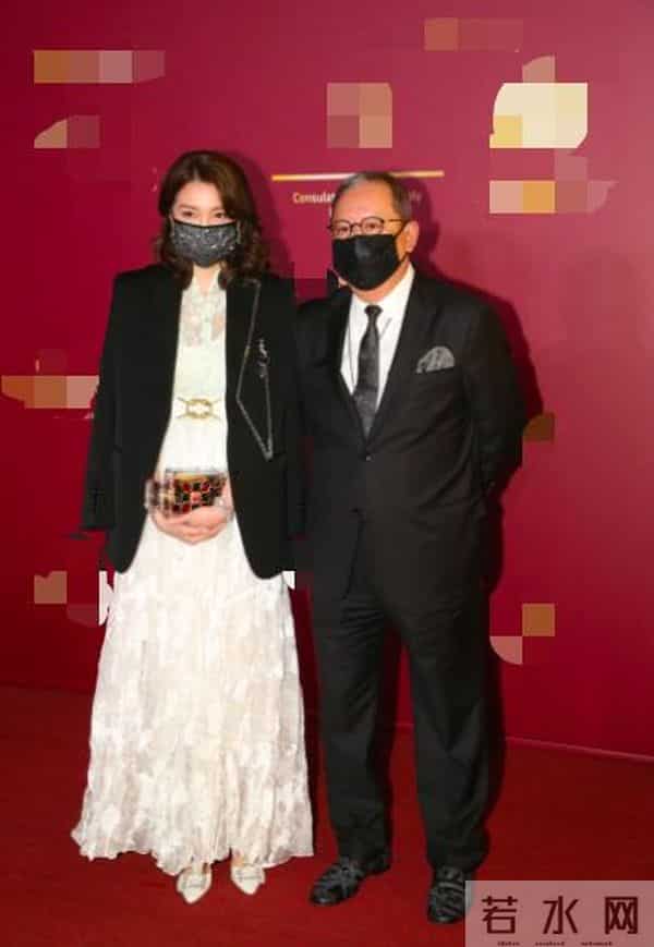 香港一慈善晚宴众星云集！何超琼与同性密友同台，叶童夫妇罕合体