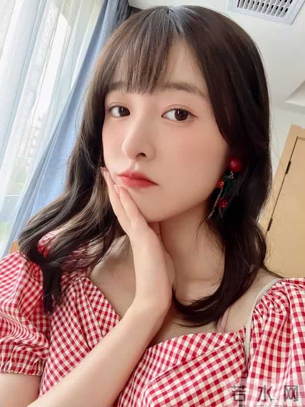 穿衣自由引发争议，这些女明星的穿衣风格究竟有没有错？