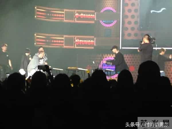 超惊险!BIGBANG大声开唱玩掉麦克风 胜利偷婊T.O.P