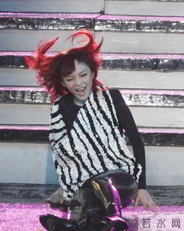 梁咏琪颁奖礼摔倒,而女星摔倒也不止她一个