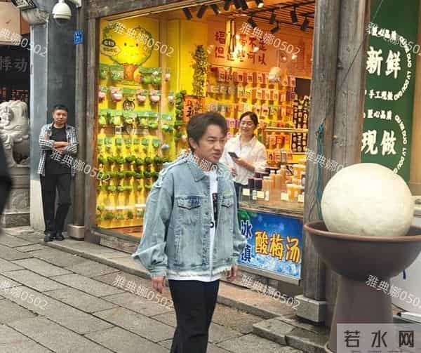 福州遇到王祖蓝,本人没有电视里高超小一只,表情很丰富天生喜感