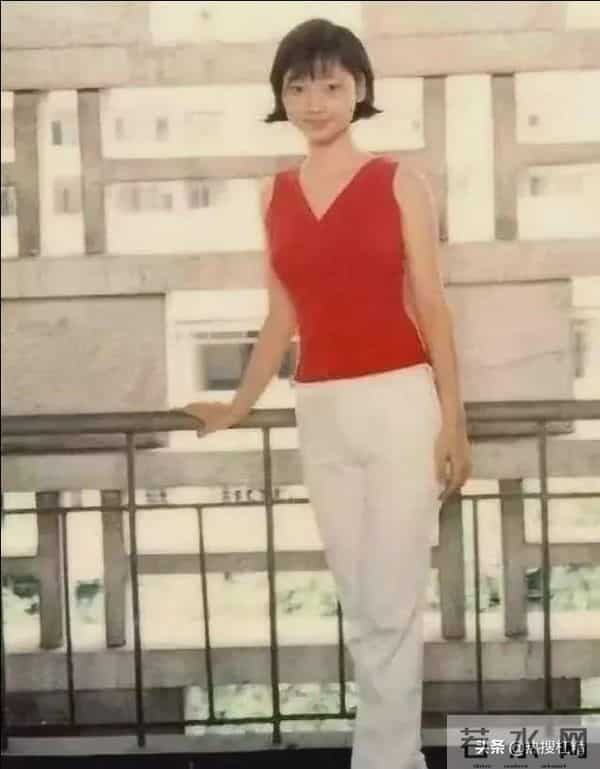 柳岩和男友在睡懒觉,突然门被打开,男友妈妈要教柳岩做辣椒炒肉