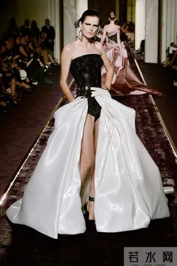 英国“贵族”超模突然离世!雌雄同体的美惊艳世人,曾是老佛爷挚爱…