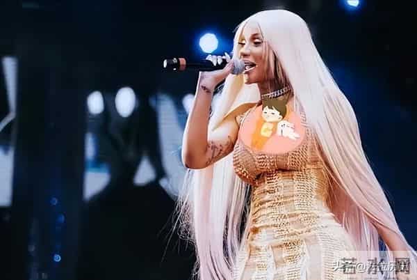 “露奶装”，“开裆裤”，大街上的牛鬼蛇神，演绎现实的罗刹海市