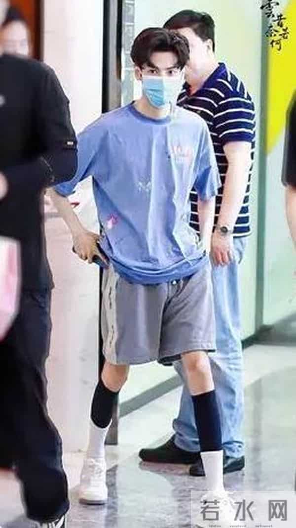 矮个男星虚报身高，穿高跟鞋、踩箱子，跟女明星同框就原形毕露