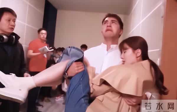 难怪电视里只有上半身,镜头下移后,是不能看的尴尬全景