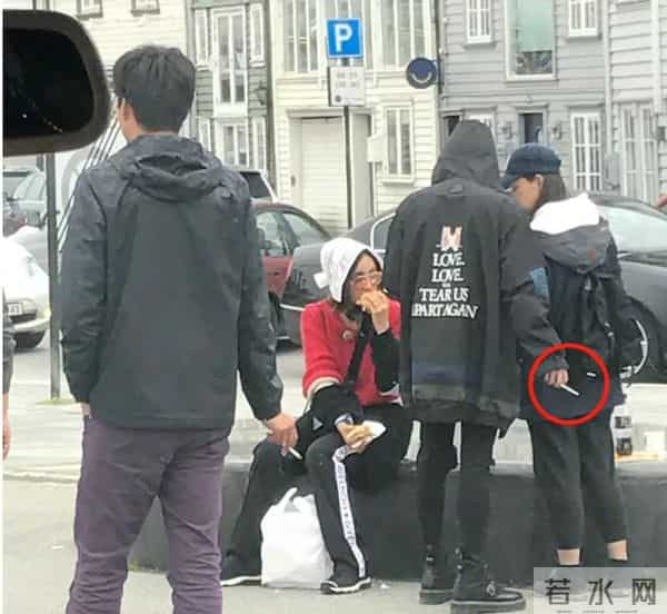 陈意涵穿低胸裙合影疑似走光 薛凯琪急忙删照片