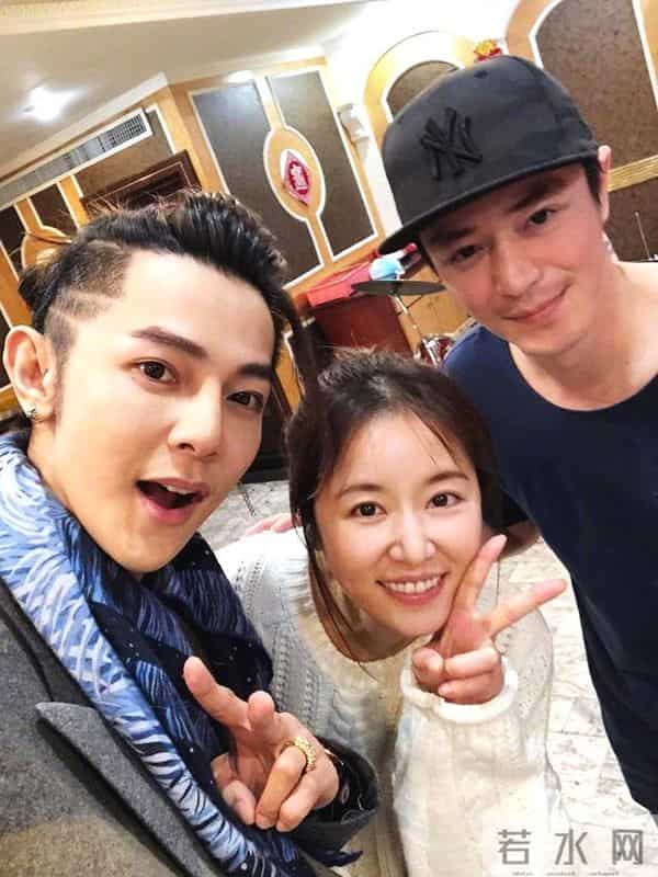 林心如霍建华同框秀恩爱，白色毛衣少女感满满