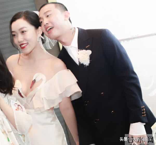 《披荆哥哥》首播，嫂子们组团秀恩爱，太太团12位成员颜值差异大