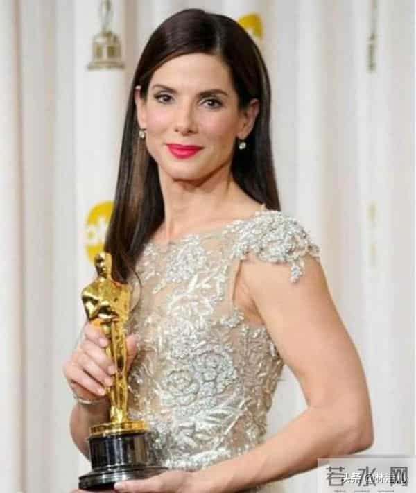 10年来，谁是奥斯卡红毯最佳造型？“大表姐”一摔抢去了所有风头